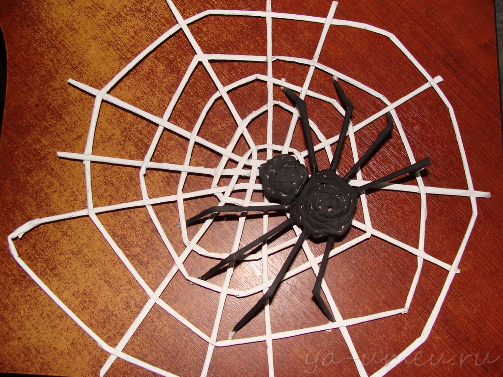 Как сделать паук в домашних условиях. Поделка паутина. Поделка паучок. Поделка паучок на паутине. Паук из газетных трубочек.